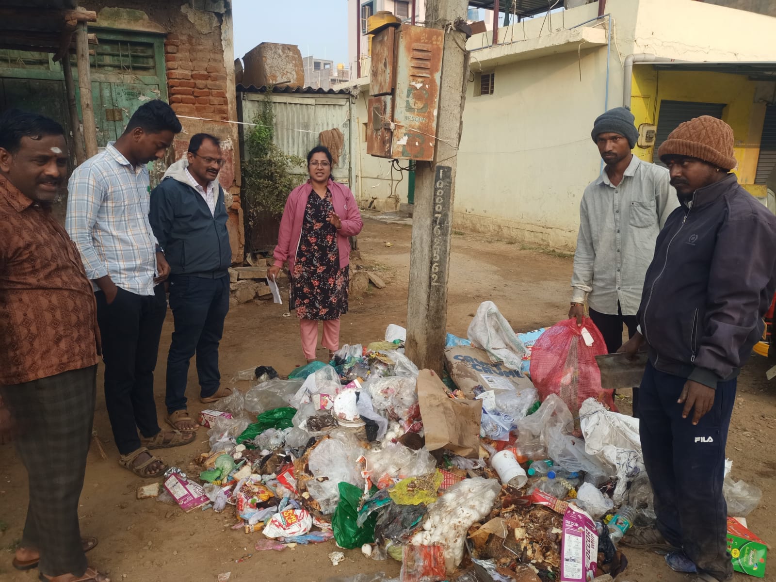ನಂದಿನಿ ಬೇಕರಿ ಮುಂದೆ ಕಸ ಮತ್ತು 2 ಸಾವಿರ ದಂಡ ಹಾಕಿದ ನಗರಸಭೆ