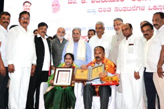 ಪತ್ರಕರ್ತರು ಹಾಗೂ ವಿಪ ಸದಸ್ಯ ಡಾ.ಕೆ.ಶಿವಕುಮಾರ್ ಗೆ ಅಭಿನಂದನೆ ಸಲ್ಲಿಸಿದ ಸಿಎಂ