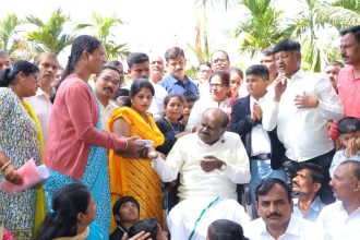 ವಿಕಲಚೇತನ ಉದ್ಯೋಗಿಗಳು ಕುಮಾರಸ್ವಾಮಿ ಕುಟುಂಬದೊಟ್ಟಿಗೆ ಸಂಕ್ರಾಂತಿ ಆಚರಣೆ