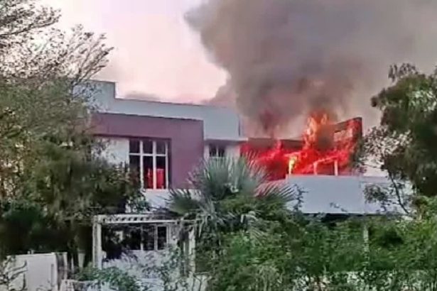 ಜನಾರ್ದನರೆಡ್ಡಿ, ರಾಮುಲು ಒಡೆತನದ ಮಾಡೆಲ್ ಹೌಸ್‌ಗೆ ಬೆಂಕಿ ಜಂಗಲ್ ರಾಜ್ ಪರಿಸ್ಥಿತಿ ನಿರ್ಮಾಣ