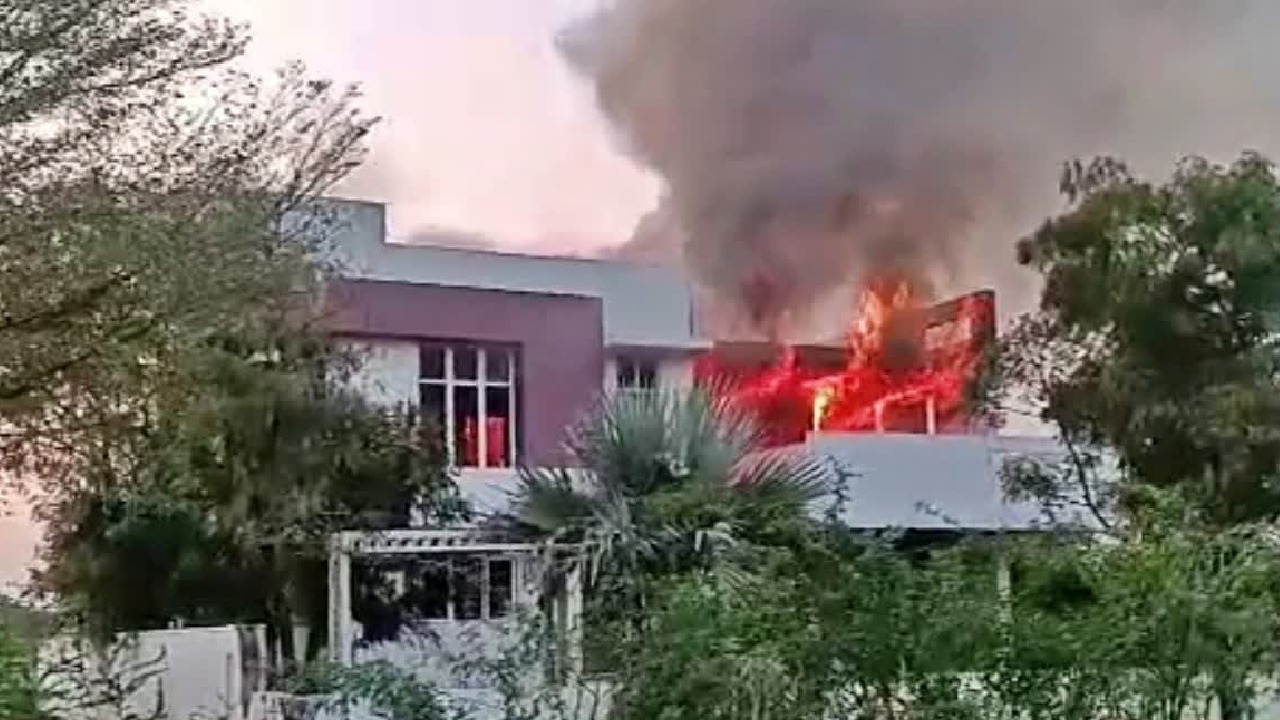 ಜನಾರ್ದನರೆಡ್ಡಿ, ರಾಮುಲು ಒಡೆತನದ ಮಾಡೆಲ್ ಹೌಸ್‌ಗೆ ಬೆಂಕಿ ಜಂಗಲ್ ರಾಜ್ ಪರಿಸ್ಥಿತಿ ನಿರ್ಮಾಣ