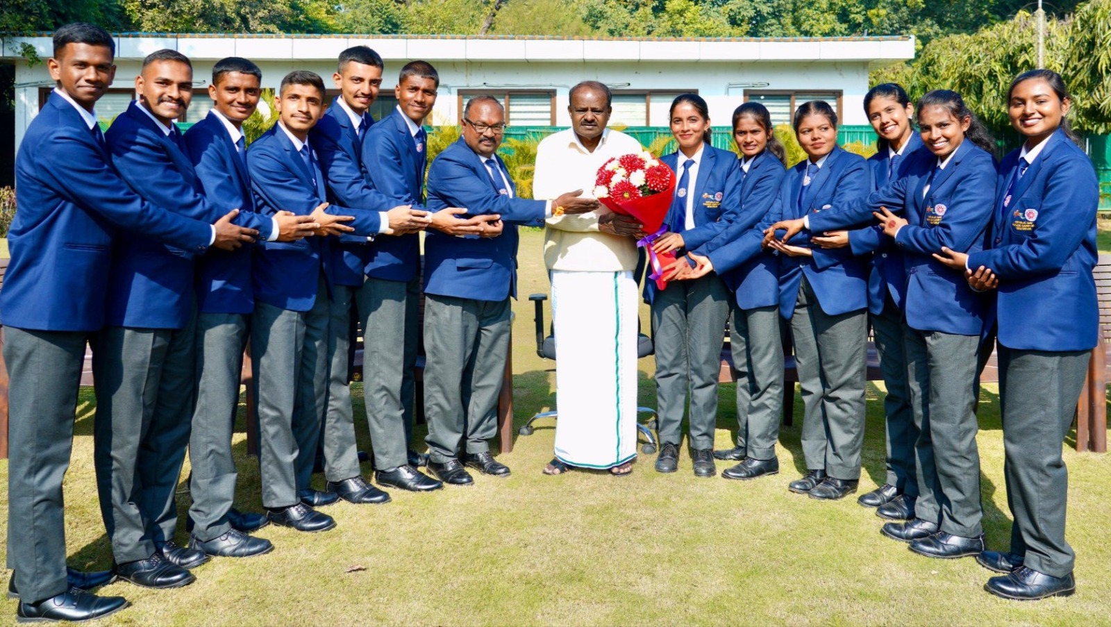 ವಿವಿಧ ಜಿಲ್ಲೆಗಳಿಂದ ದೆಹಲಿಗೆ ಆಗಮಿಸಿದ್ದ ವಿದ್ಯಾರ್ಥಿಗಳನ್ನು ಭೇಟಿ ಮಾಡಿದ ಕುಮಾರಸ್ವಾಮಿ