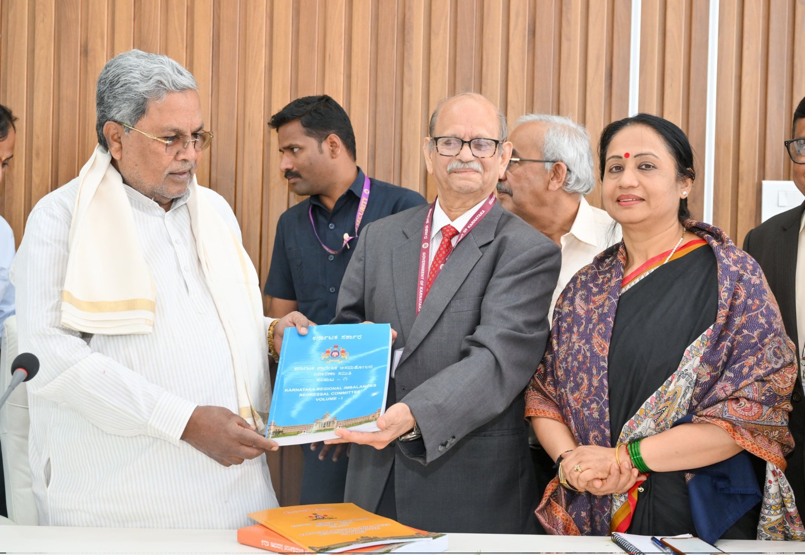 ಸಿಎಂ ಅವರಿಗೆ ಪ್ರಾದೇಶಿಕ ಅಸಮತೋಲನ ಕುರಿತ ಅಂತಿಮ ವರದಿ ಸಲ್ಲಿಸಿದ ಸಮಿತಿ