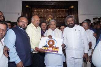 ರಾಜ್ಯ ಪತ್ರಕರ್ತರ ಸಮ್ಮೇಳನದ ಲಾಂಛನ ಅನಾವರಣ ಮಾಡಿದ ಸಿದ್ದರಾಮಯ್ಯ