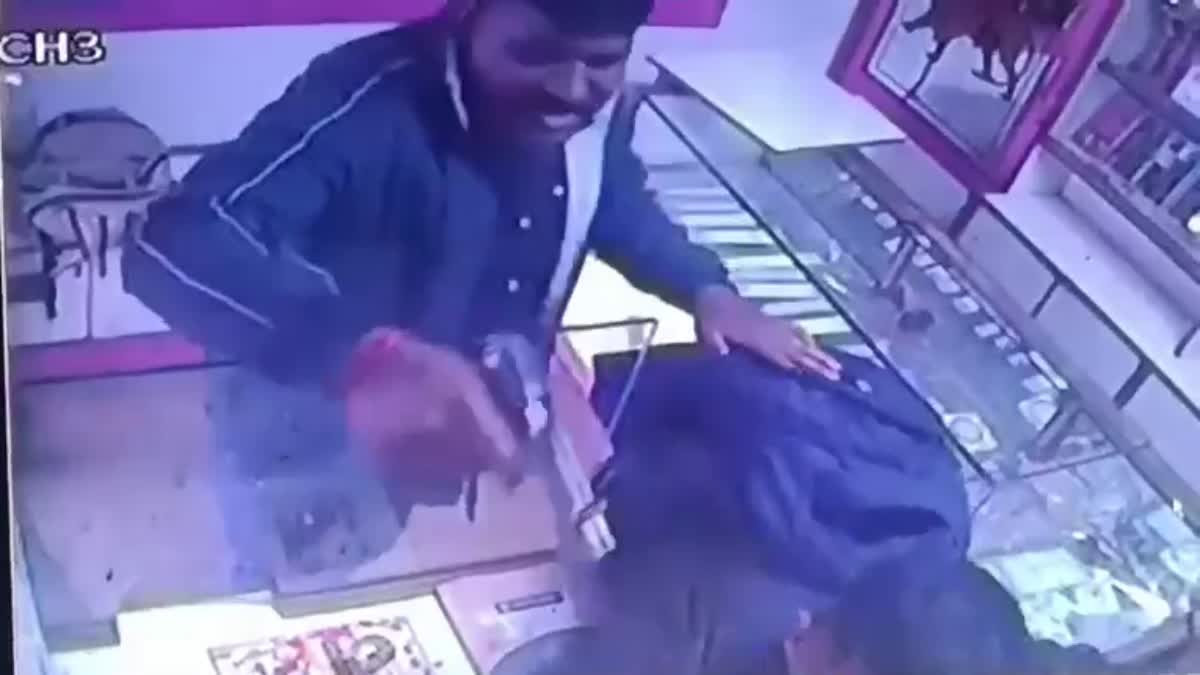 ಪಿಸ್ತೂಲ್​​​​​​ ತೋರಿಸಿ ಚಿನ್ನಾಭರಣ, ನಗದು ಕದ್ದ ಕಳ್ಳರು