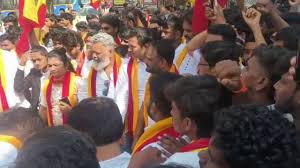 ಕನ್ನಡ ಮಾತನಾಡದಂತೆ ವಿದ್ಯಾರ್ಥಿಗಳಿಗೆ ಧಮ್ಕಿ ಹಾಸ್ಟೆಲ್ ವಾರ್ಡನ್ ವಿರುದ್ಧ ಬೃಹತ್ ಪ್ರತಿಭಟನೆ