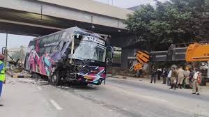 ಟೋಲ್ ಪ್ಲಾಜಾದ ಬೂತ್ ಗೆ ಡಿಕ್ಕಿ ಹೊಡೆದ ಖಾಸಗಿ ಬಸ್