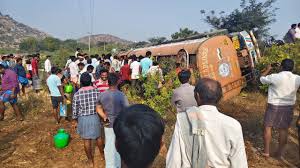 ಪಾಮ್ ಆಯಿಲ್ ತುಂಬಿಕೊಳ್ಳಲು ಮುಗಿಬಿದ್ದ ಜನರು