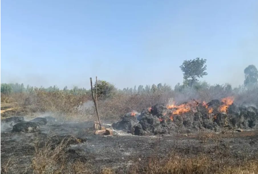 ಬೆಂಕಿಯ ಕೆನ್ನಾಲಿಗೆಗೆ ಹುಲ್ಲಿನ ಬಣಿವೆ ಭಸ್ಮ