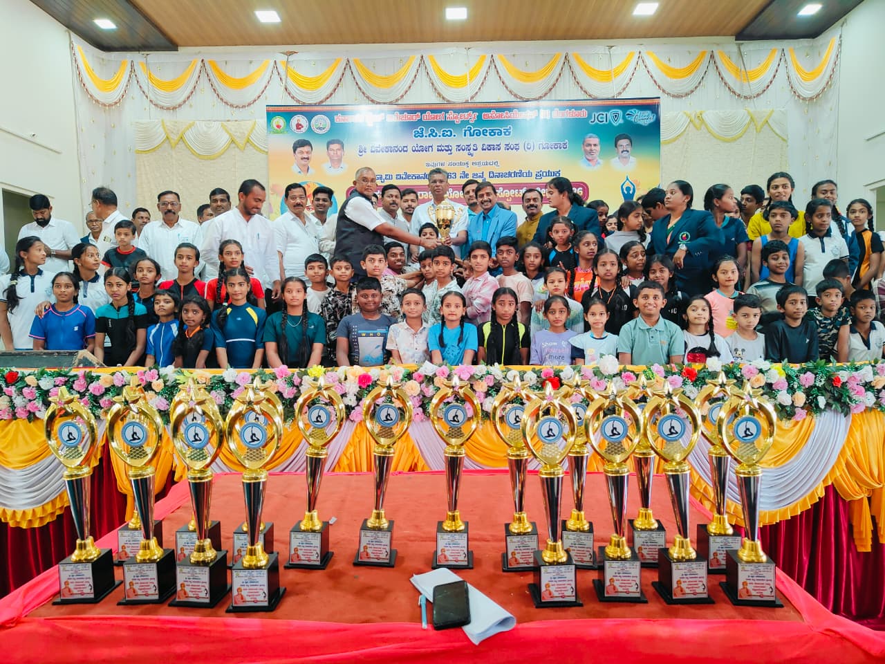 ಯೋಗಾಸನ ಲೀಗ್ ಸ್ಪರ್ಧೆಯಲ್ಲಿ ನಿಸರ್ಗ ಯೋಗಾಕೇಂದ್ರಕ್ಕೆ ತಂಡ ಪ್ರಶಸ್ತಿ