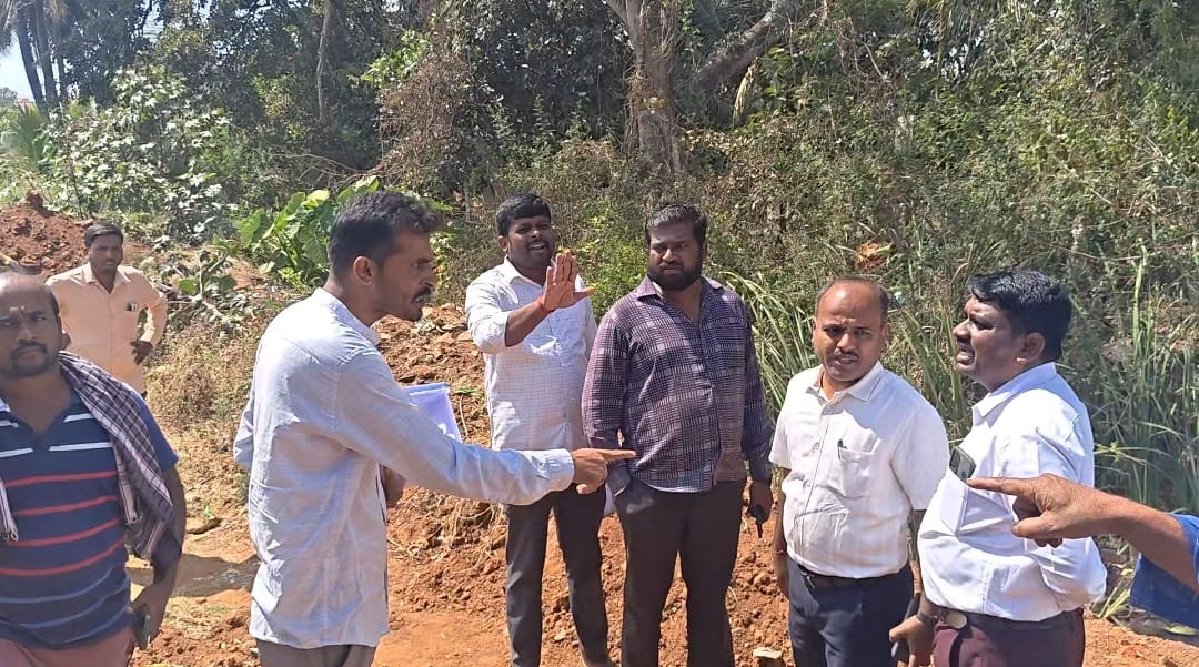 ಹಂದಿ ತ್ಯಾಜ್ಯ ವಿವಾದದ ಗ್ರಾಮಕ್ಕೆ ತಹಶೀಲ್ದಾರ್ ಭೇಟಿ