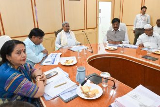 ಬಜೆಟ್‌ ಪೂರ್ವಭಾವಿ ಸಭೆಯಲ್ಲಿ ವಿವಿಧ ಇಲಾಖೆಗಳ ಸಭೆ ನಡೆಸಿದ ಸಿದ್ದರಾಮಯ್ಯ