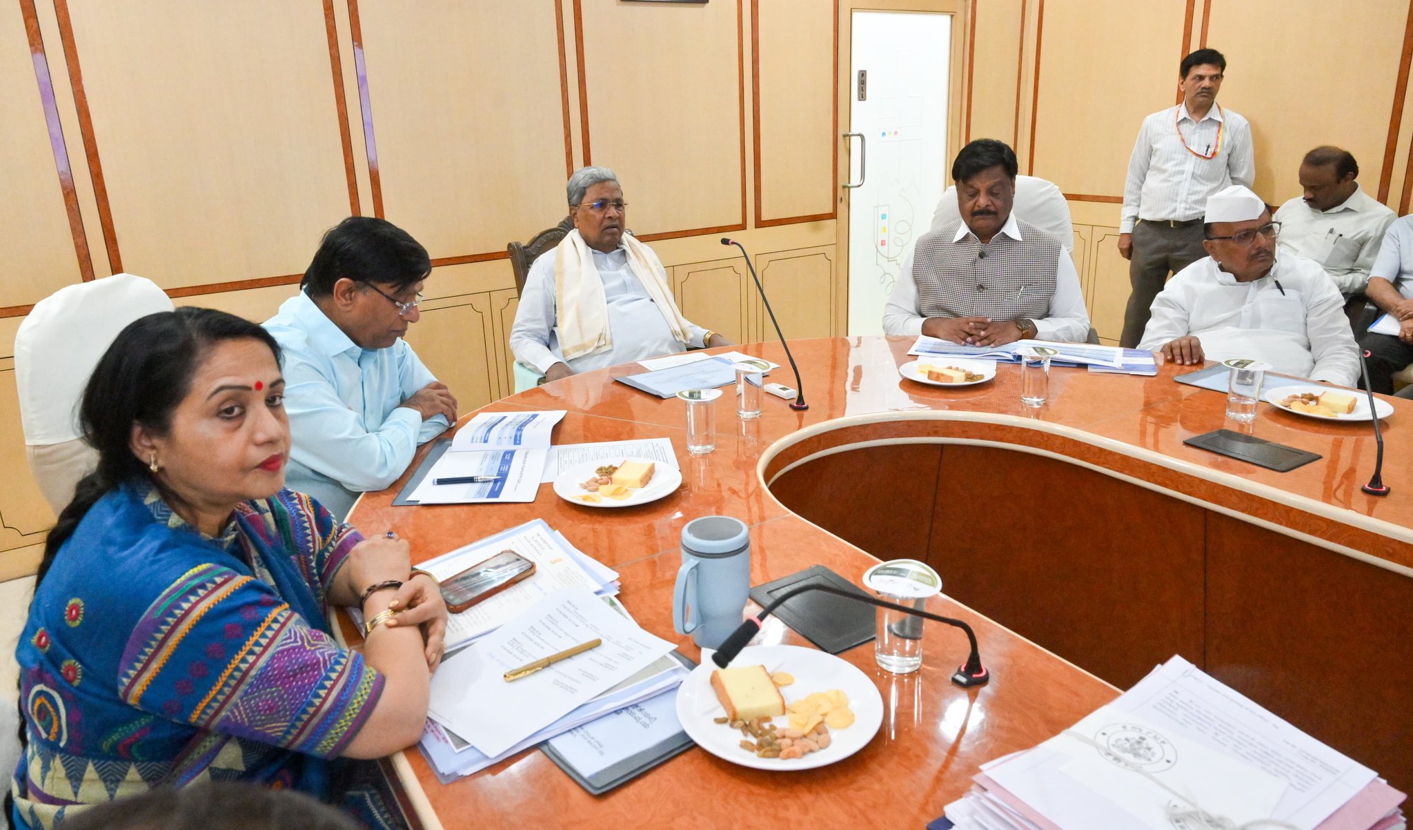 ಬಜೆಟ್‌ ಪೂರ್ವಭಾವಿ ಸಭೆಯಲ್ಲಿ ವಿವಿಧ ಇಲಾಖೆಗಳ ಸಭೆ ನಡೆಸಿದ ಸಿದ್ದರಾಮಯ್ಯ