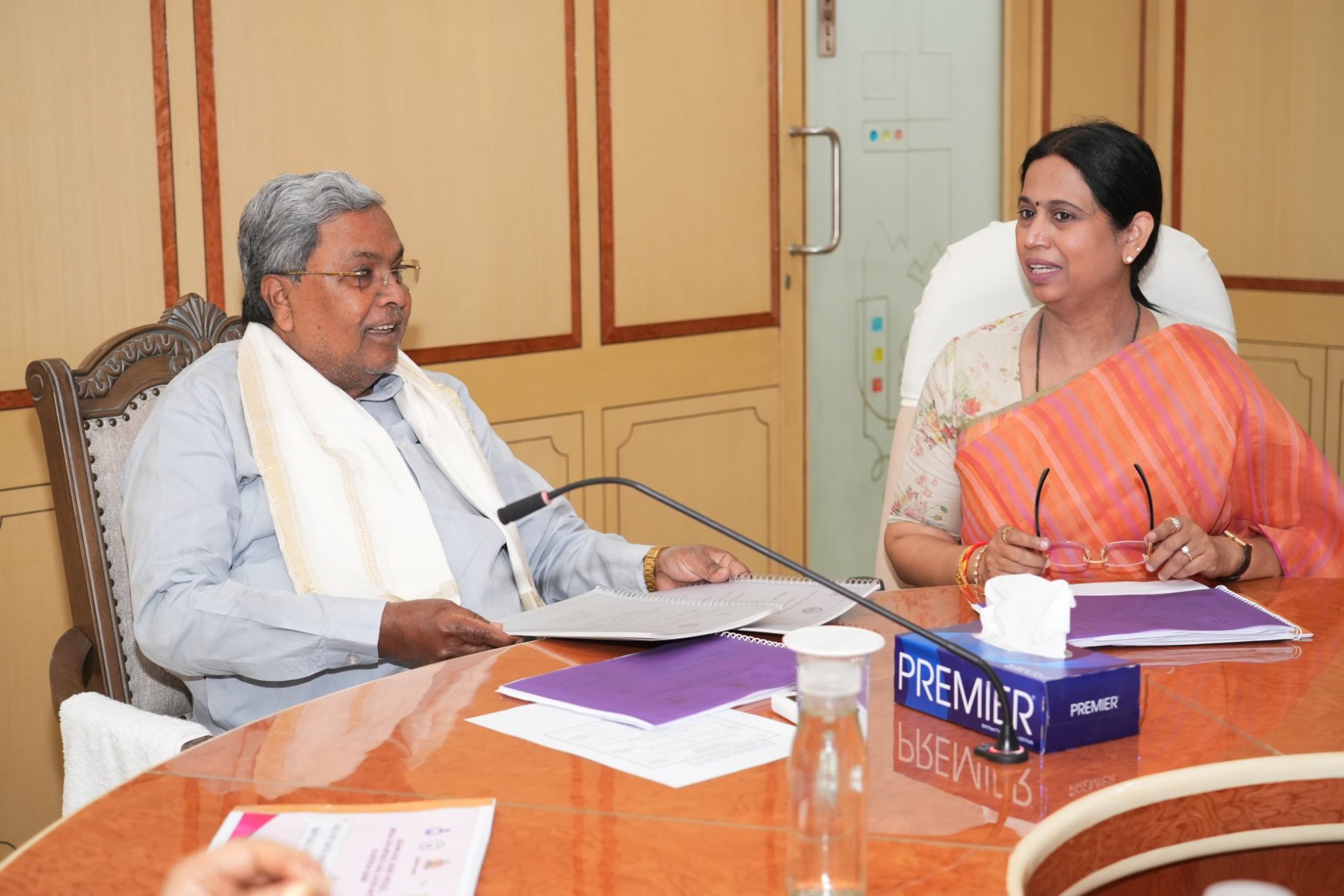 ಮಹಿಳಾ ಮತ್ತು ಮಕ್ಕಳ ಸಚಿವರ ಜೊತೆ ಸಭೆ ನಡೆಸಿದ ಸಿದ್ದರಾಮಯ್ಯ