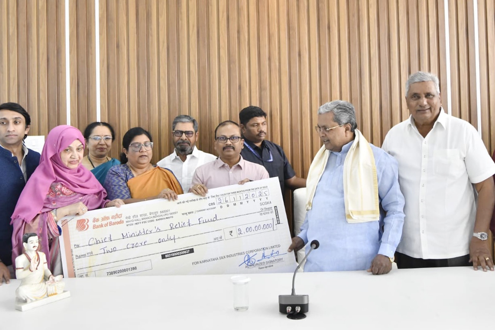 ರೇಷ್ಮೆ ನಿಗಮದಿಂದ ಸಿಎಂ ಪರಿಹಾರ ನಿಧಿಗೆ 30 ಕೋಟಿ ಚೆಕ್ ಹಸ್ತಾಂತರ