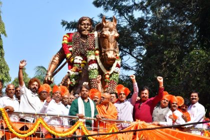 ಶಿವಾಜಿ ಮಹಾರಾಜರ ಜಯಂತಿ ಅಂಗವಾಗಿ ಮಾಲಾರ್ಪಣೆ