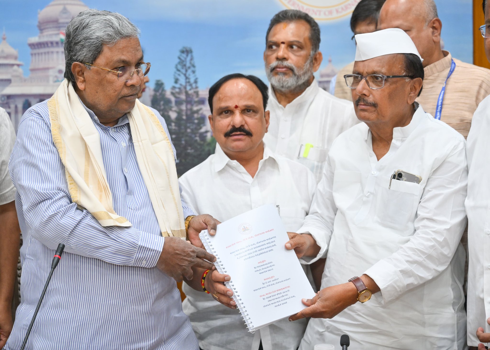 ಯೋಜನಾ ಆಯೋಗದ ವರದಿ ಸಲ್ಲಿಸಿದ ಉಪಾಧ್ಯಕ್ಷ ಬಿ.ಆರ್.ಪಾಟೀಲ್‌