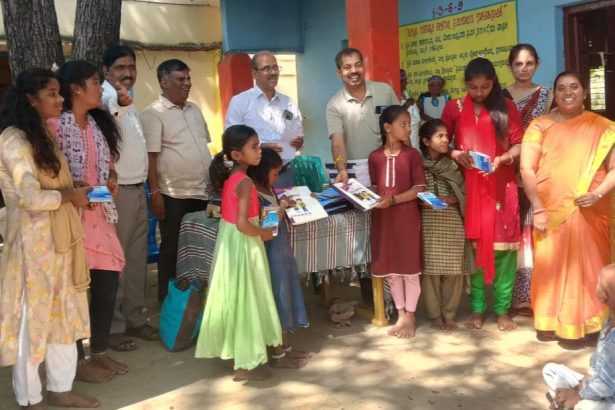ಮಕ್ಕಳಿಗೆ ಉಚಿತ ನೋಟ್ ಪುಸ್ತಕ ಹಾಗೂ ಪೆನ್ನು ವಿತರಣೆ