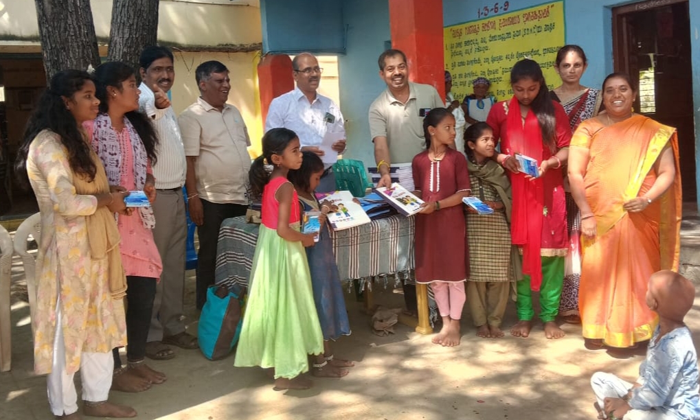 ಮಕ್ಕಳಿಗೆ ಉಚಿತ ನೋಟ್ ಪುಸ್ತಕ ಹಾಗೂ ಪೆನ್ನು ವಿತರಣೆ