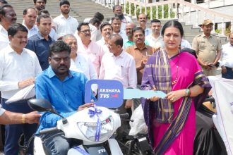 ವಿಶೇಷಚೇತನರಿಗೆ ತ್ರಿಚಕ್ರ ವಾಹನ ವಿತರಿಸಿದ ಸಂಸದೆ ಡಾ.ಪ್ರಭಾ