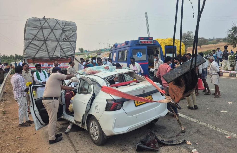 ಲಾರಿಗೆ ಕಾರು ಡಿಕ್ಕಿ: ಸ್ಥಳದಲ್ಲೇ ಮೂವರ ಸಾವು