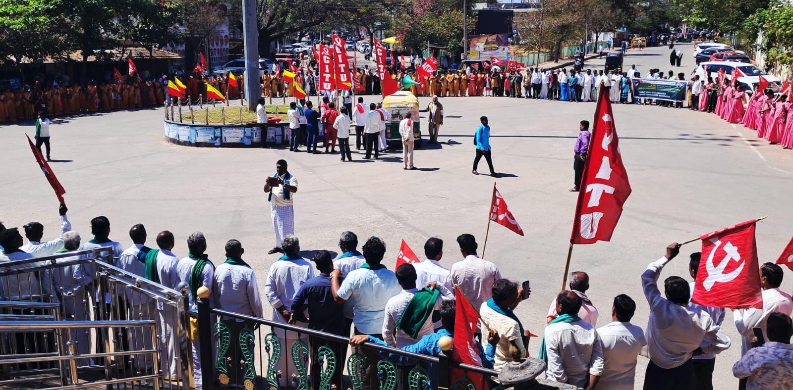 ಕೇಂದ್ರ ಸರ್ಕಾರದ ವಿರುದ್ಧ ಮುಗಿಬಿದ್ದ ರೈತರು, ಕಾರ್ಮಿಕರು