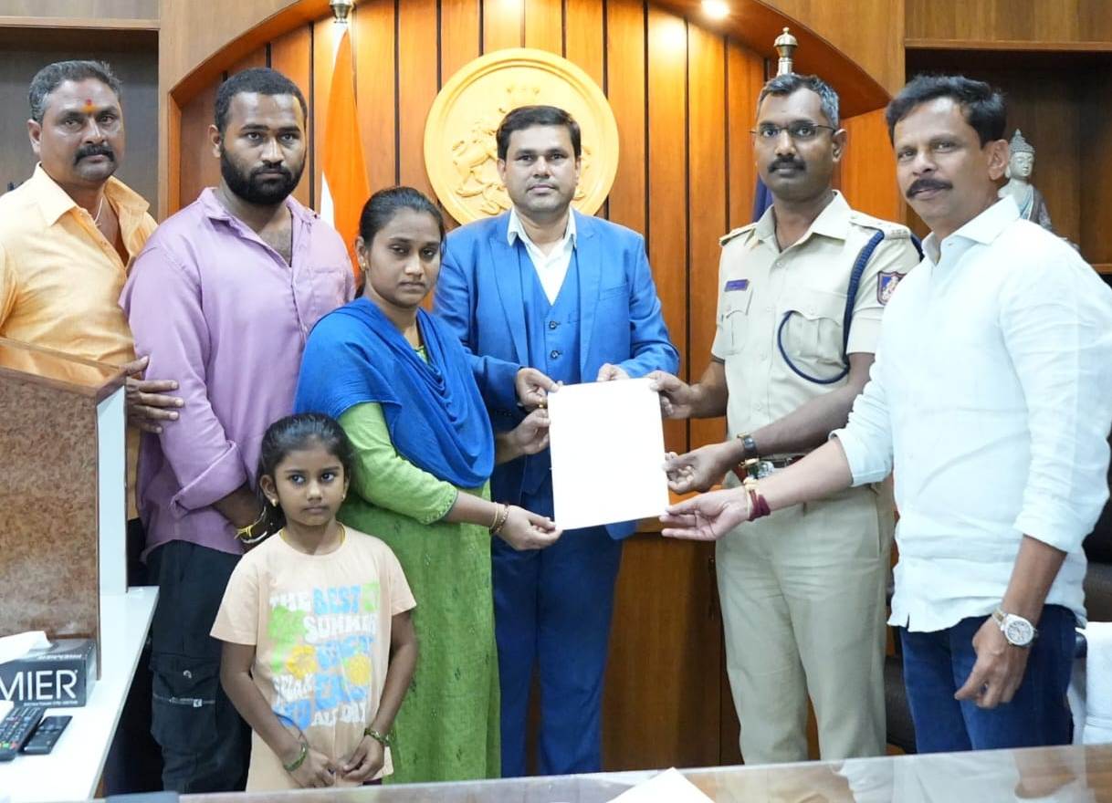 ಗ್ರೂಪ್ ಡಿ.ಹುದ್ದೆಗೆ ನೇಮಕವಾದ ಹೆಚ್.ಲಕ್ಷ್ಮಿಗೆ ನೇಮಕಾತಿ ಪತ್ರ