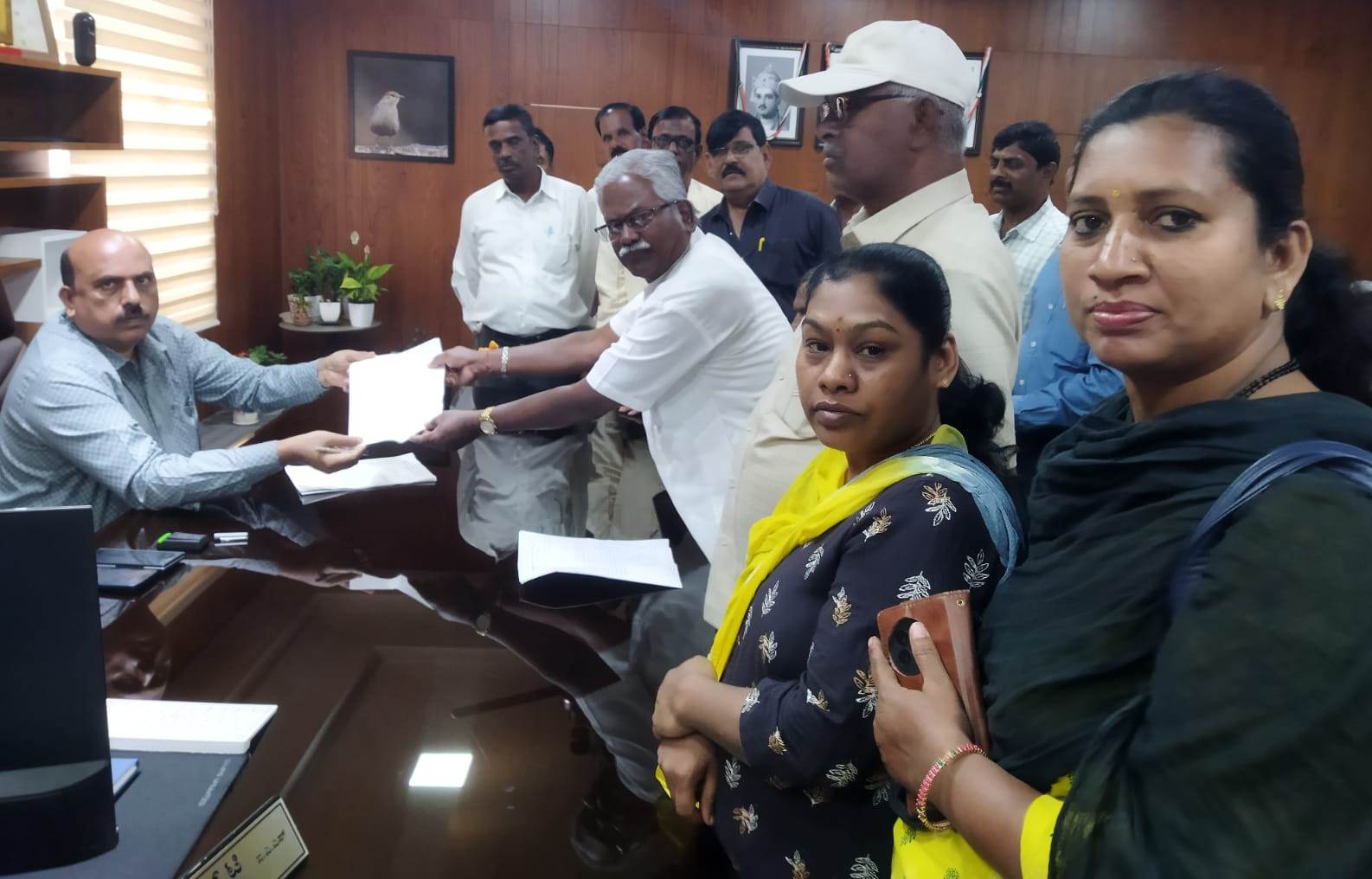 ಹಿರಿಯ ನಾಗರೀಕರಿಗೆ ಮೂಲಭೂತ ಸೌಲಭ್ಯ ಕಲ್ಪಿಸುವಂತೆ ಜಿಲ್ಲಾಧಿಕಾರಿಗೆ ಮನವಿ