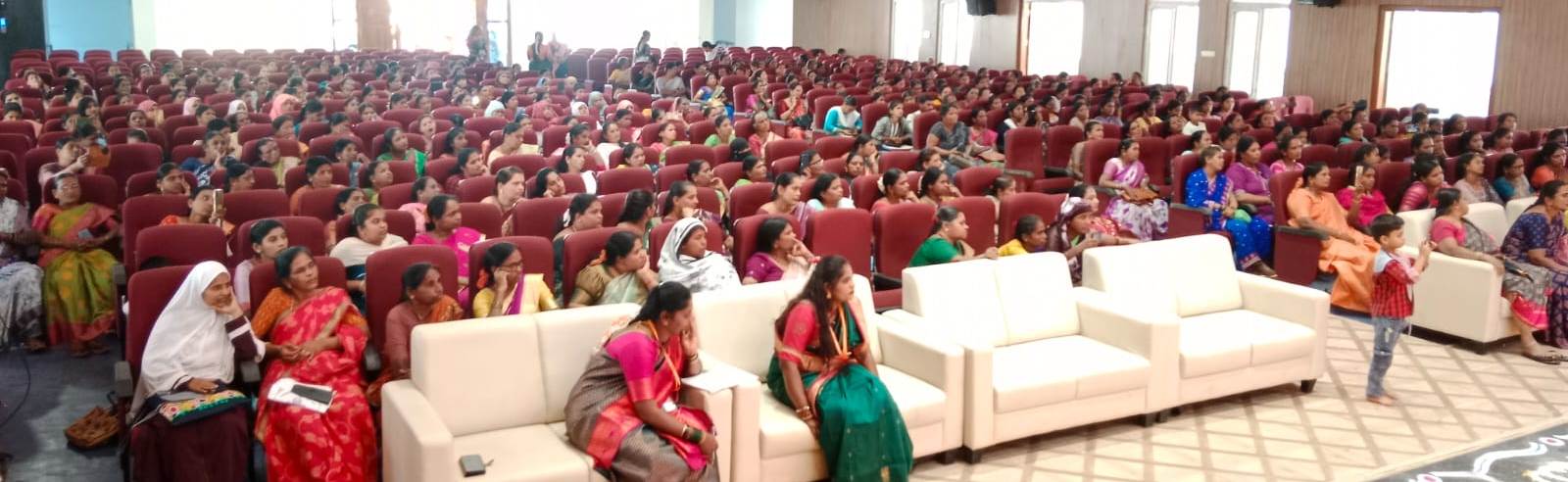 ಅಂತರಾಷ್ಟ್ರೀಯ ಮಹಿಳಾ ದಿನಾಚರಣೆ ಹಾಗೂ ಗೆಳತಿ ಕಾರ್ಯಕ್ರಮದಲ್ಲಿ ಮಹಿಳೆಯರು 