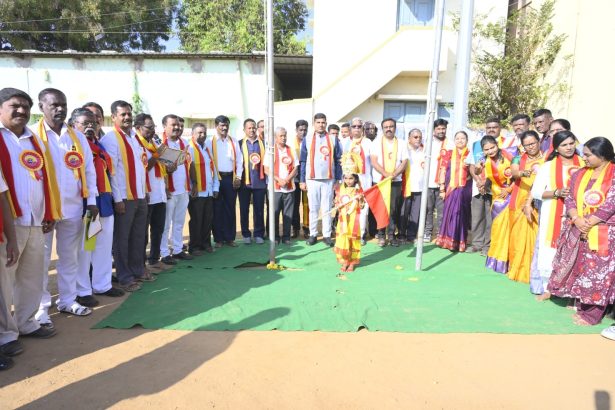 ಬೆಳ್ಳಿ ರಥದಲ್ಲಿ ಕೂರಿಸಿ ಸಮ್ಮೇಳನ ಅಧ್ಯಕ್ಷ ಎಂ.ಜಿ.ರಂಗಸ್ವಾಮಿಗೆ ಅದ್ಧೂರಿ ಮೆರವಣಿಗೆ