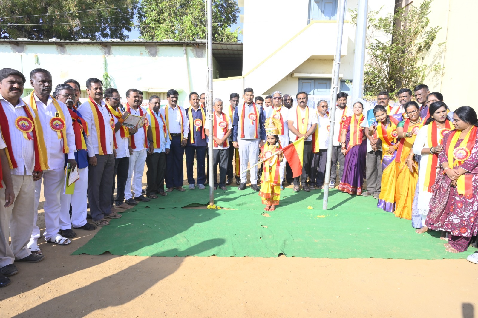 ಬೆಳ್ಳಿ ರಥದಲ್ಲಿ ಕೂರಿಸಿ ಸಮ್ಮೇಳನ ಅಧ್ಯಕ್ಷ ಎಂ.ಜಿ.ರಂಗಸ್ವಾಮಿಗೆ ಅದ್ಧೂರಿ ಮೆರವಣಿಗೆ