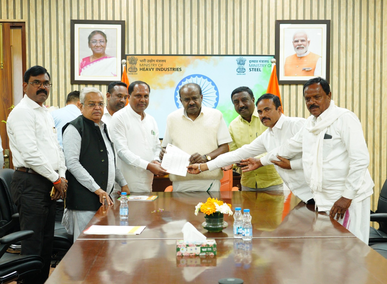 ಕೇಂದ್ರ ಸಚಿವ ಕುಮಾರಸ್ವಾಮಿ ಭೇಟಿ ಮಾಡಿದ ಕಾಡುಗೊಲ್ಲರು