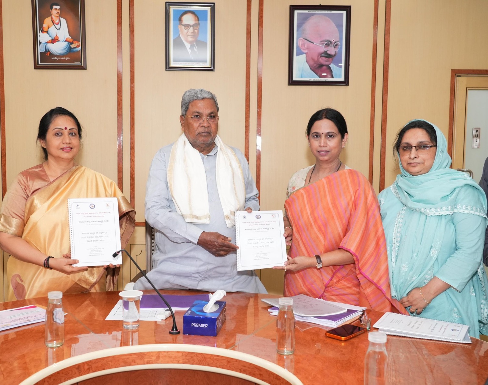 ಸಿಎಂಗೆ ಟ್ರಾನ್ಸ್ ಜೆಂಡರ್ಸ್ ಸಮೀಕ್ಷಾ ವರದಿ ಸಲ್ಲಿಸಿದ ಸಚಿವೆ ಲಕ್ಷ್ಮೀ ಹೆಬ್ಬಾಳ್ಕರ್