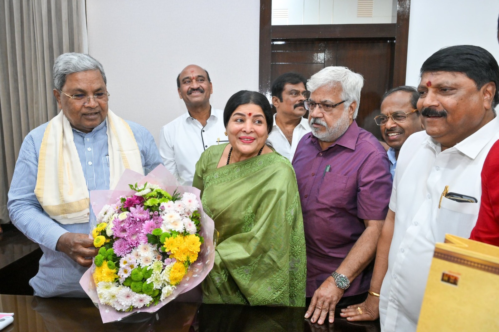 ಚಲನಚಿತ್ರ ವಾಣಿಜ್ಯ ಮಂಡಳಿಯ ನೂತನ ಅಧ್ಯಕ್ಷೆ ಜಯಮಾಲಾ ಜೊತೆ ಚರ್ಚಿಸಿದ ಸಿಎಂ