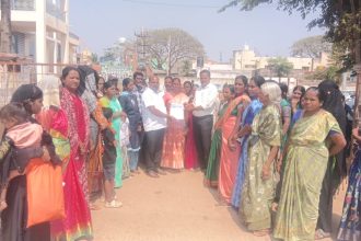 ಓಡಾಡಲು ರಸ್ತೆ ಬಿಡಿಸಿಕೊಡುವಂತೆ ಒತ್ತಾಯಿಸಿ ಪೌರಾಯುಕ್ತರಿಗೆ ಮನವಿ ಸಲ್ಲಿಸಿದ ಡಿಎಸ್ಎಸ್