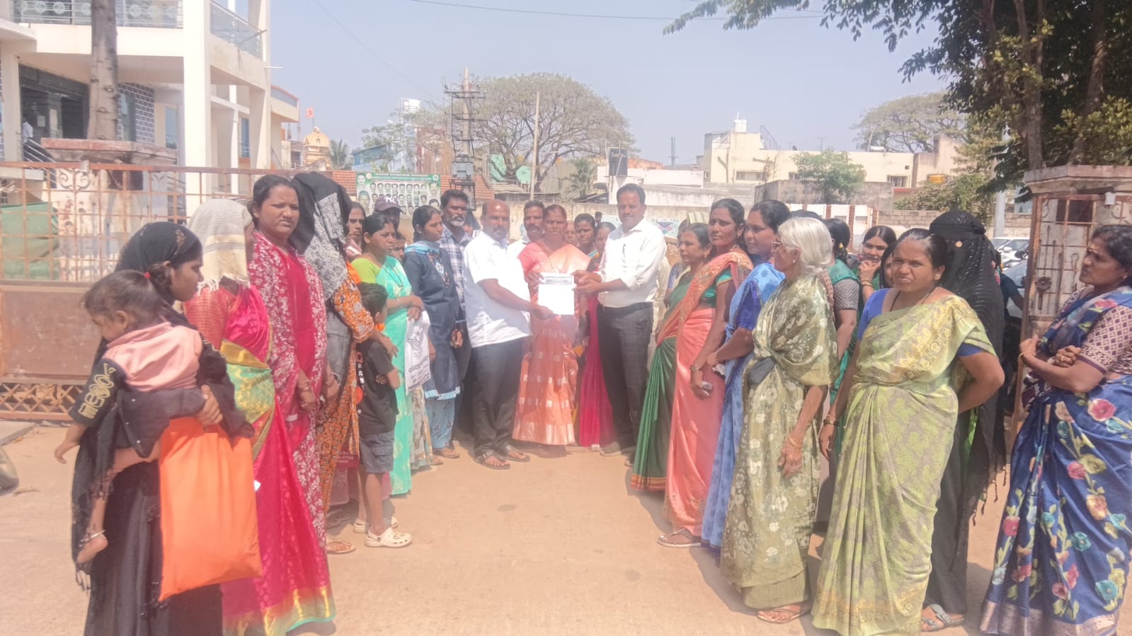 ಓಡಾಡಲು ರಸ್ತೆ ಬಿಡಿಸಿಕೊಡುವಂತೆ ಒತ್ತಾಯಿಸಿ ಪೌರಾಯುಕ್ತರಿಗೆ ಮನವಿ ಸಲ್ಲಿಸಿದ ಡಿಎಸ್ಎಸ್