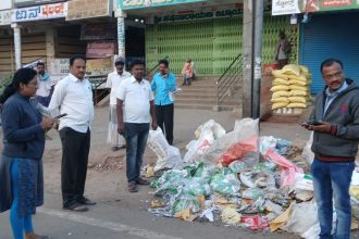 ರಸ್ತೆಗೆ ಕಸ ಹಾಕಿದ ಅಂಗಡಿ ಮಾಲೀಕರಿಗೆ ದಂಡ
