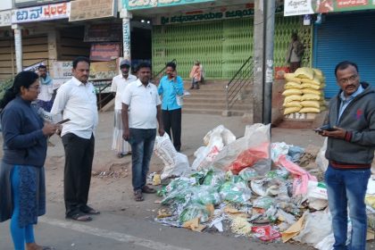 ರಸ್ತೆಗೆ ಕಸ ಹಾಕಿದ ಅಂಗಡಿ ಮಾಲೀಕರಿಗೆ ದಂಡ