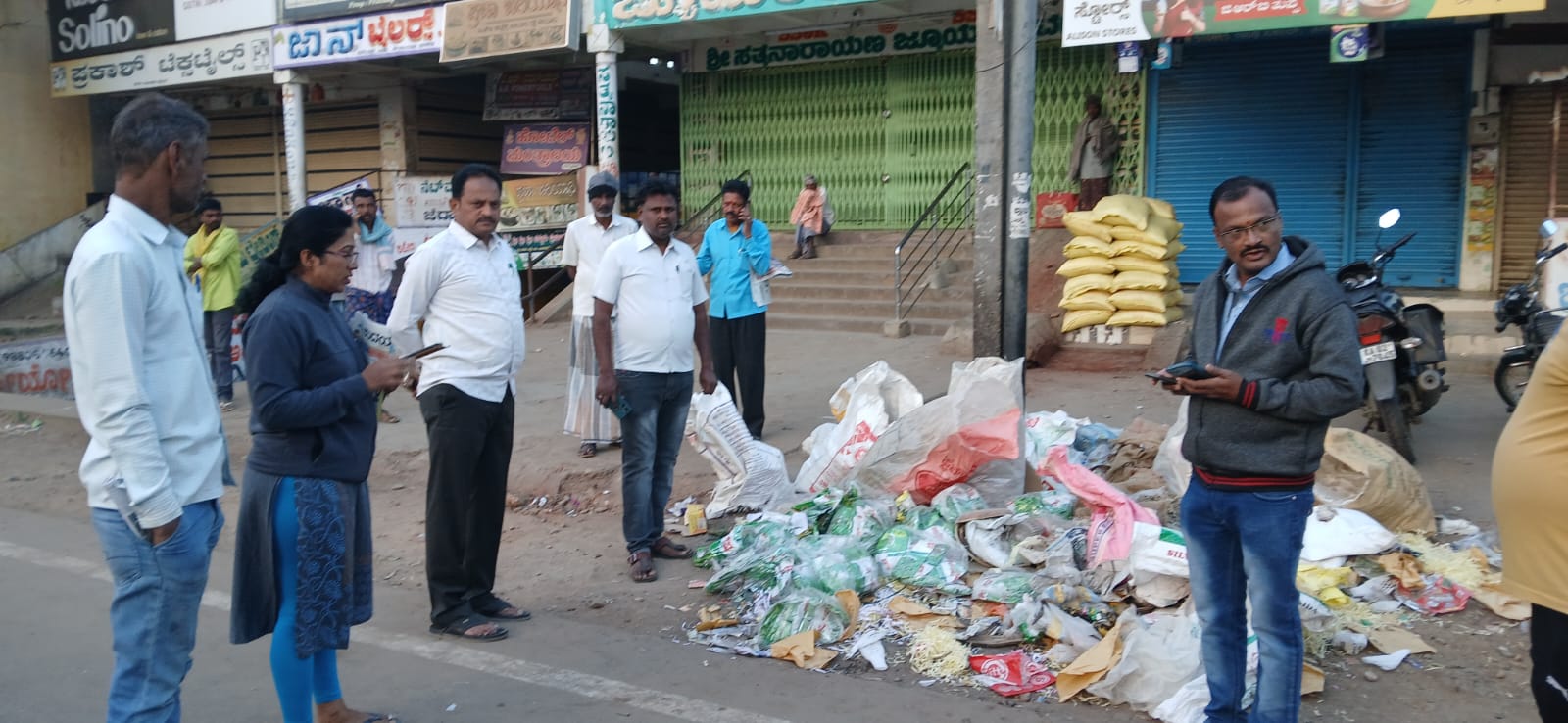 ರಸ್ತೆಗೆ ಕಸ ಹಾಕಿದ ಅಂಗಡಿ ಮಾಲೀಕರಿಗೆ ದಂಡ
