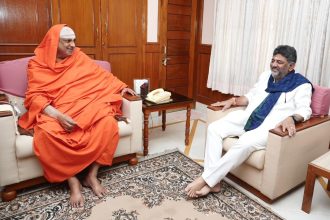 ಸುತ್ತೂರು ಸ್ವಾಮೀಜಿ ಭೇಟಿ ಮಾಡಿದ ಡಿಸಿಎಂ ಶಿವಕುಮಾರ್