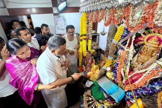 ದುರ್ಗಾಂಬಿಕಾ ದೇವಿಗೆ ಪೂಜೆ ಸಲ್ಲಿಸಿದ ಡಾ.ಪ್ರಭಾ ಮತ್ತು ಮಲ್ಲಿಕಾರ್ಜುನ್