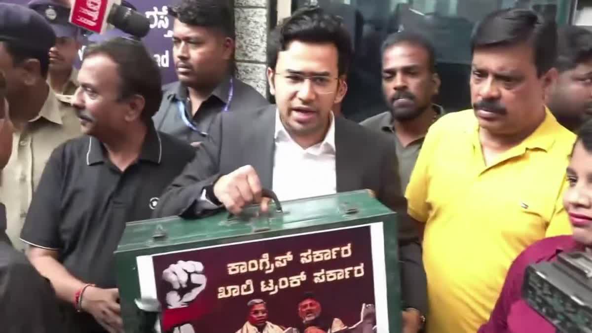 ಮೆಟ್ರೋ ದರ ಏರಿಕೆ ವಿರುದ್ಧ ಖಾಲಿ ಟ್ರಂಕ್ ಹಿಡಿದು ಪ್ರತಿಭಟನೆ