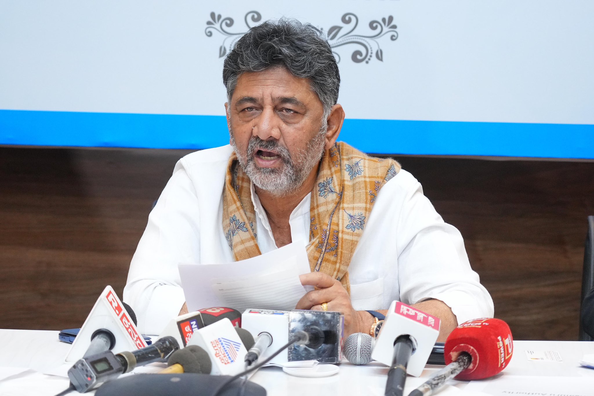 ಶಾಲೆಗಳಲ್ಲಿ ಮೊಬೈಲ್ ಬ್ಯಾನ್ ಗೆ ಚಿಂತನೆ