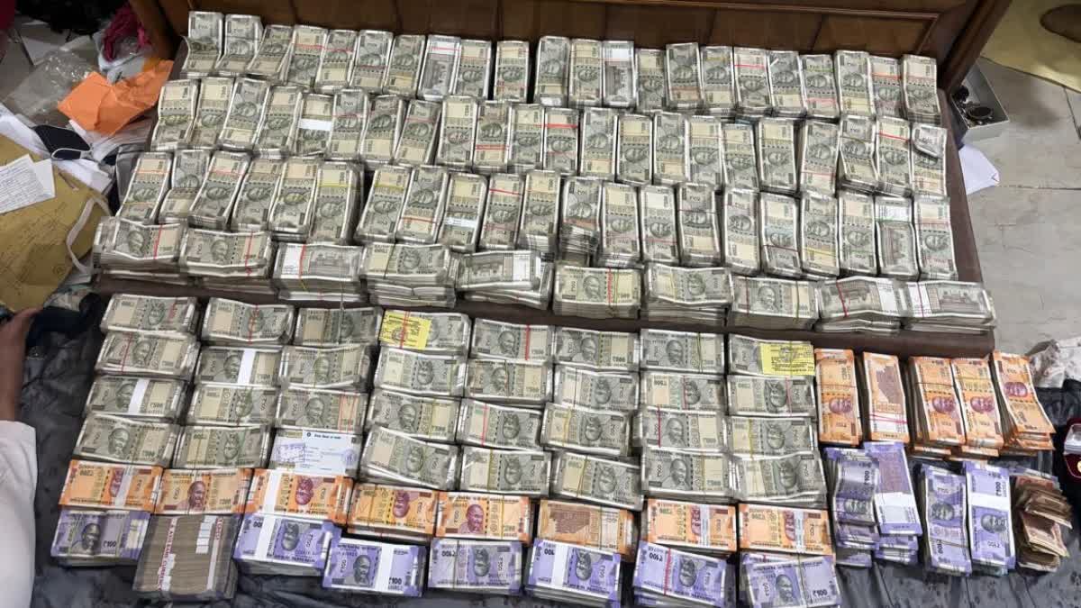 ಲಂಚ ಪಡೆಯುವಾಗ ಸಿಕ್ಕಿಬಿದ್ದ ಗಣಿ ಇಲಾಖೆ ಉಪ ನಿರ್ದೇಶಕರ ಮನೆ ಮೇಲೆ ದಾಳಿ 4 ಕೋಟಿ ಪತ್ತೆ