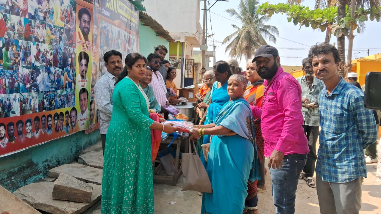 2168ನೇ ಅನ್ನದಾಸೋಹ, ಶಾಲಾ ಮಕ್ಕಳಿಗೆ ಕಲಿಕಾ ಪರಿಕರಗಳ ವಿತರಣೆ