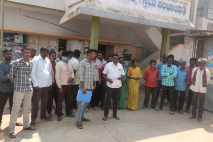 ಮೂಲಭೂತ ಸೌಕರ್ಯ ಒದಗಿಸಲು ಒತ್ತಾಯಿಸಿ ಗ್ರಾಮಸ್ಥರ ಪ್ರತಿಭಟನೆ
