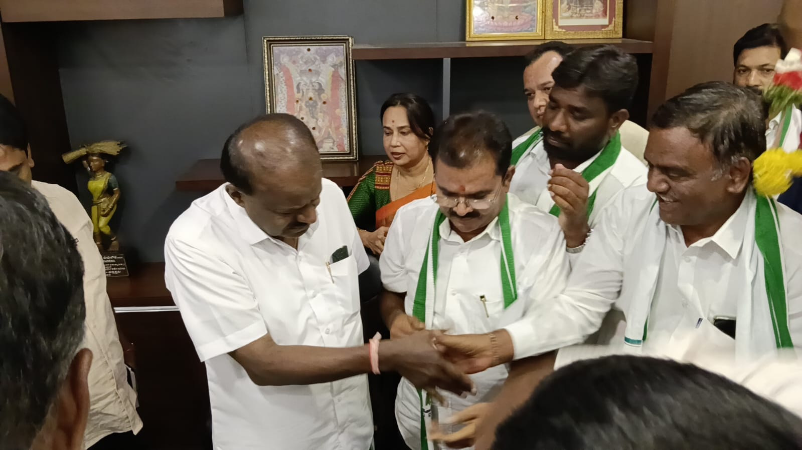 ಭದ್ರಾಗೆ 5300 ಕೋಟಿ ಹಲವು ಬೇಡಿಕೆ ಈಡೇರಿಗೆ ಒತ್ತಾಯಿಸಿ ಕುಮಾರಸ್ವಾಮಿಗೆ ಮನವಿ ಸಲ್ಲಿಸಿ ಜೆಡಿಎಸ್ ಮುಖಂಡರು