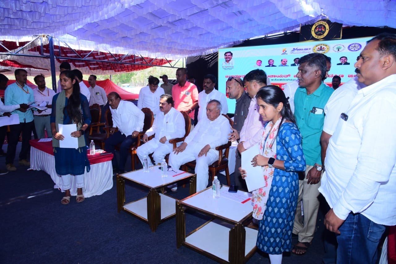 ನೂರಾರು ಯುವಕ-ಯುವತಿಯರಿಗೆ ಸ್ಥಳದಲ್ಲೇ ನೇಮಕಾತಿ ಪತ್ರ