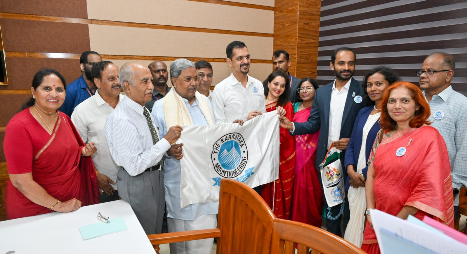 ಮೌಂಟ್ ಎವರೆಸ್ಟ್‌ ಏರುವ ತಂಡಕ್ಕೆ ಶುಭ ಕೋರಿದ ಸಿಎಂ