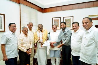 ಕೇಂದ್ರ ಸಚಿವರಾದ ಕುಮಾರಸ್ವಾಮಿ ಮತ್ತು ಪ್ರಹ್ಲಾದ್ ಜೋಶಿ ಚರ್ಚೆ